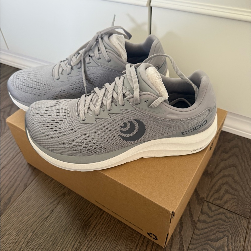 Gray Athletic Sneakers for Performance and Comfort Topo Phantom 3